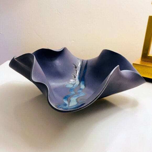 Hilborn Pottery Canada Pinched Periwinkle Art Pottery Decorative Bowl - Picture 6 of 8